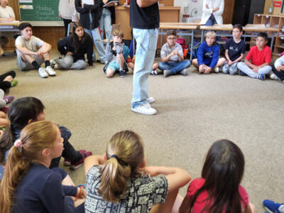 10 V1 spielt mit der Grundschule-Ost KICKFAIR