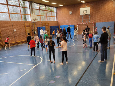 10V2 und die Grundschule-Ost: Völkerball nach KickFair-Regel