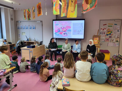 Ein Tag voller Geschichten: Die 10V1 liest an der Grundschule West